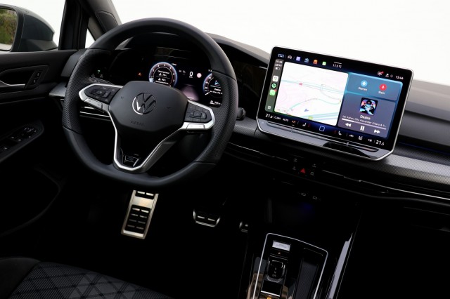 VOLKSWAGEN GOLF 1.5 eTSI R-Line Edition - 150 pk **Camera / Keyless / 18 inch, Autobedrijf Ploemen Meerssen BV, Meerssen