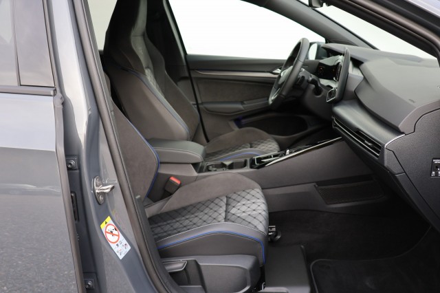 VOLKSWAGEN GOLF 1.5 eTSI R-Line Edition - 150 pk **Camera / Keyless / 18 inch, Autobedrijf Ploemen Meerssen BV, Meerssen