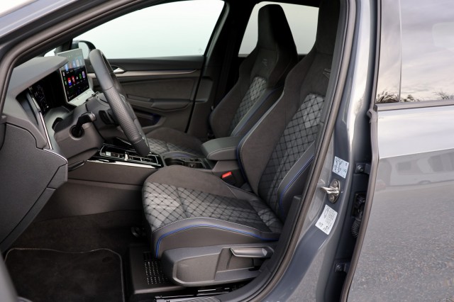 VOLKSWAGEN GOLF 1.5 eTSI R-Line Edition - 150 pk **Camera / Keyless / 18 inch, Autobedrijf Ploemen Meerssen BV, Meerssen