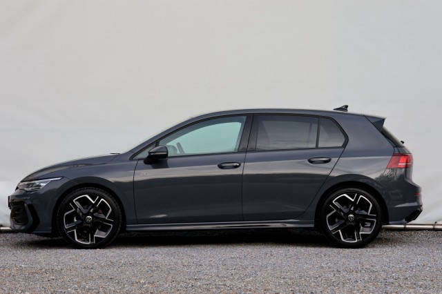 VOLKSWAGEN GOLF 1.5 eTSI R-Line Edition - 150 pk **Camera / Keyless / 18 inch, Autobedrijf Ploemen Meerssen BV, Meerssen