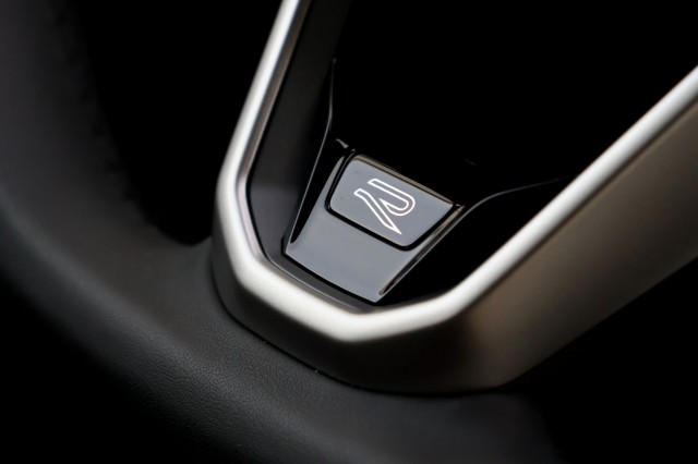 VOLKSWAGEN GOLF 1.5 eTSI R-Line Edition - 150 pk **Camera / Keyless / 18 inch, Autobedrijf Ploemen Meerssen BV, Meerssen