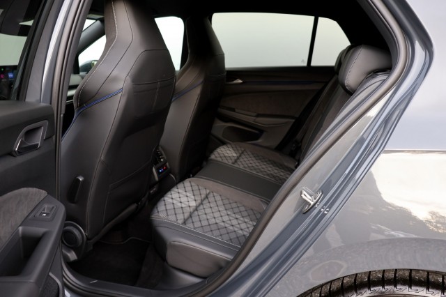 VOLKSWAGEN GOLF 1.5 eTSI R-Line Edition - 150 pk **Camera / Keyless / 18 inch, Autobedrijf Ploemen Meerssen BV, Meerssen