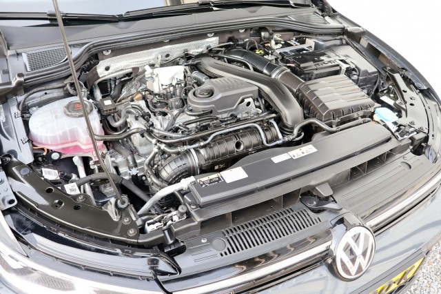 VOLKSWAGEN GOLF 1.5 eTSI R-Line Edition - 150 pk **Camera / Keyless / 18 inch, Autobedrijf Ploemen Meerssen BV, Meerssen