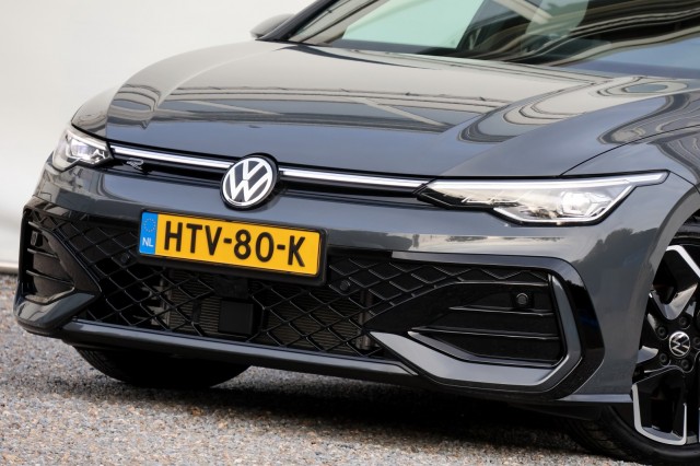 VOLKSWAGEN GOLF 1.5 eTSI R-Line Edition - 150 pk **Camera / Keyless / 18 inch, Autobedrijf Ploemen Meerssen BV, Meerssen