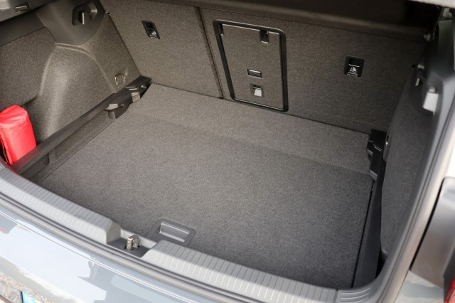 VOLKSWAGEN GOLF 1.5 eTSI R-Line Edition - 150 pk **Camera / Keyless / 18 inch, Autobedrijf Ploemen Meerssen BV, Meerssen