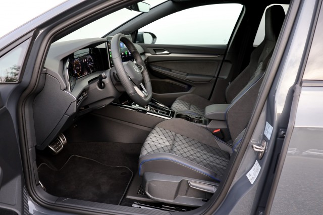 VOLKSWAGEN GOLF 1.5 eTSI R-Line Edition - 150 pk **Camera / Keyless / 18 inch, Autobedrijf Ploemen Meerssen BV, Meerssen