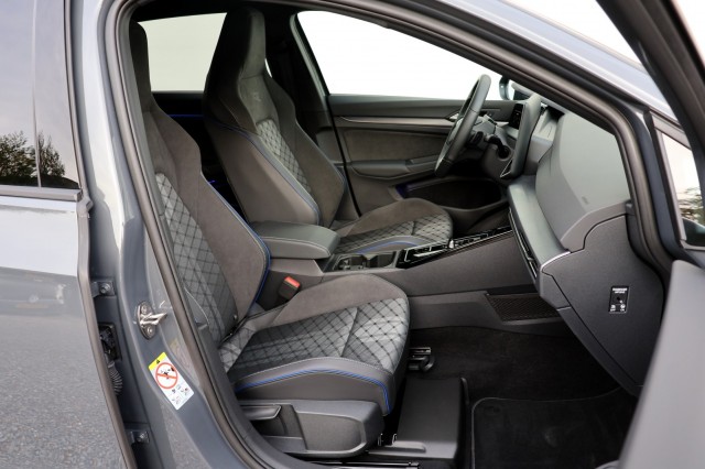 VOLKSWAGEN GOLF 1.5 eTSI R-Line Edition - 150 pk **Camera / Keyless / 18 inch, Autobedrijf Ploemen Meerssen BV, Meerssen