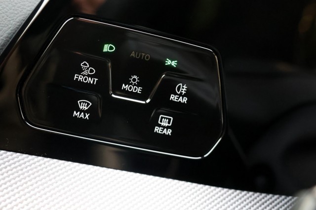 VOLKSWAGEN GOLF 1.5 eTSI R-Line Edition - 150 pk **Camera / Keyless / 18 inch, Autobedrijf Ploemen Meerssen BV, Meerssen