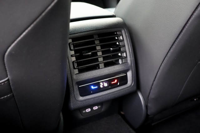 VOLKSWAGEN GOLF 1.5 eTSI R-Line Edition - 150 pk **Camera / Keyless / 18 inch, Autobedrijf Ploemen Meerssen BV, Meerssen