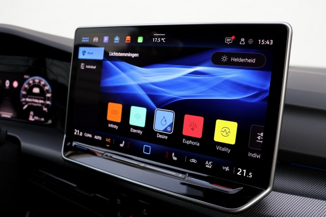 VOLKSWAGEN GOLF 1.5 eTSI R-Line Edition - 150 pk **Camera / Keyless / 18 inch, Autobedrijf Ploemen Meerssen BV, Meerssen