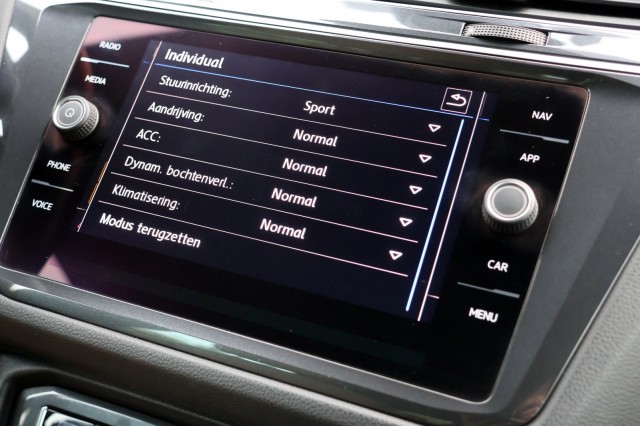 VOLKSWAGEN TIGUAN 1.5 TSI ACT Comfortline Business R - 150 pk **Pano / Leer / Trekhaak, Autobedrijf Ploemen Meerssen BV, Meersse