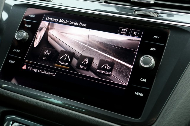 VOLKSWAGEN TIGUAN 1.5 TSI ACT Comfortline Business R - 150 pk **Pano / Leer / Trekhaak, Autobedrijf Ploemen Meerssen BV, Meersse