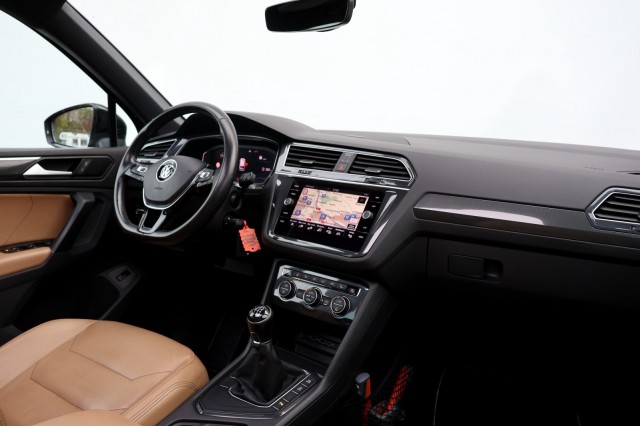 VOLKSWAGEN TIGUAN 1.5 TSI ACT Comfortline Business R - 150 pk **Pano / Leer / Trekhaak, Autobedrijf Ploemen Meerssen BV, Meersse