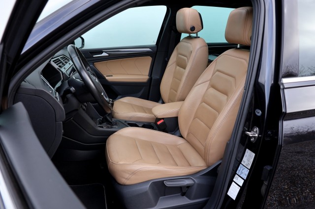 VOLKSWAGEN TIGUAN 1.5 TSI ACT Comfortline Business R - 150 pk **Pano / Leer / Trekhaak, Autobedrijf Ploemen Meerssen BV, Meersse