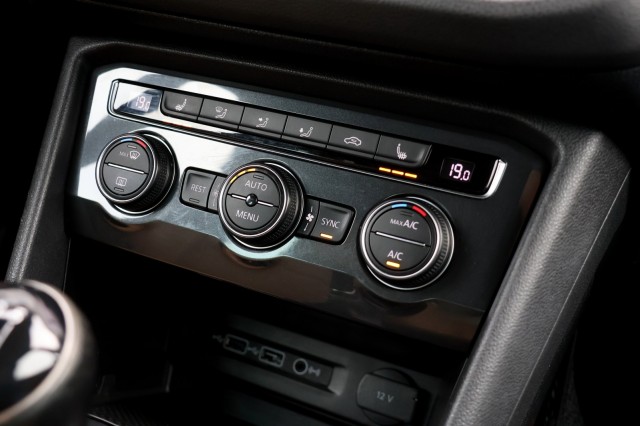 VOLKSWAGEN TIGUAN 1.5 TSI ACT Comfortline Business R - 150 pk **Pano / Leer / Trekhaak, Autobedrijf Ploemen Meerssen BV, Meersse