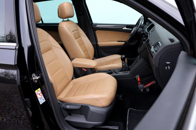 VOLKSWAGEN TIGUAN 1.5 TSI ACT Comfortline Business R - 150 pk **Pano / Leer / Trekhaak, Autobedrijf Ploemen Meerssen BV, Meersse