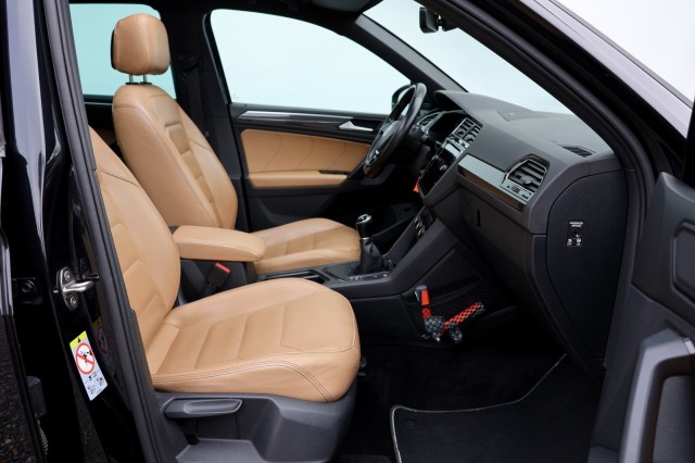 VOLKSWAGEN TIGUAN 1.5 TSI ACT Comfortline Business R - 150 pk **Pano / Leer / Trekhaak, Autobedrijf Ploemen Meerssen BV, Meersse