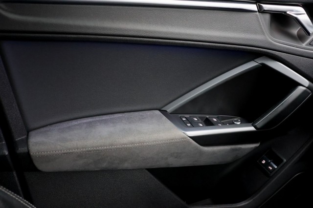 AUDI Q3 45 TFSI e S-Line - 245 pk **Sonos / Trekhaak / Ambiance , Autobedrijf Ploemen Meerssen BV, Meerssen