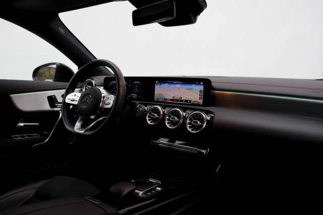 MERCEDES-BENZ CLA-KLASSE Shooting Brake 200 Bus Solution AMG - 163 pk **Pano / Sfeer, Autobedrijf Ploemen Meerssen BV, Meerssen
