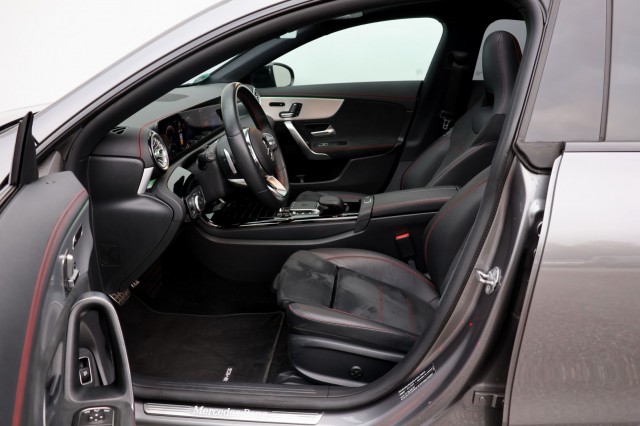 MERCEDES-BENZ CLA-KLASSE Shooting Brake 200 Bus Solution AMG - 163 pk **Pano / Sfeer, Autobedrijf Ploemen Meerssen BV, Meerssen