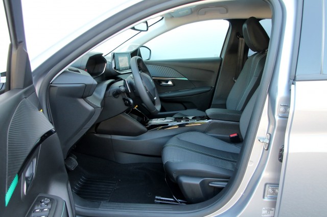 PEUGEOT 208 1.2 PureTech - 101 pk **Camera / Carplay / Navi / Led, Autobedrijf Ploemen Meerssen BV, Meerssen