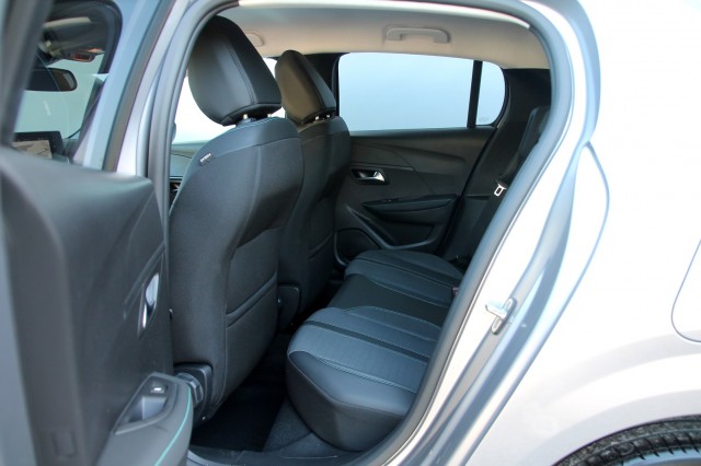 PEUGEOT 208 1.2 PureTech - 101 pk **Camera / Carplay / Navi / Led, Autobedrijf Ploemen Meerssen BV, Meerssen