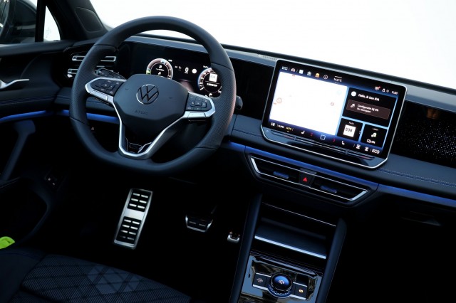 VOLKSWAGEN TIGUAN 1.5 eHybrid R-Line Edition - 272 pk **Pano / Trekhaak / 5j garantie, Autobedrijf Ploemen Meerssen BV, Meerssen