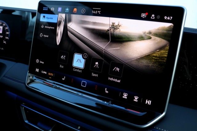 VOLKSWAGEN TIGUAN 1.5 eHybrid R-Line Edition - 272 pk **Pano / Trekhaak / 5j garantie, Autobedrijf Ploemen Meerssen BV, Meerssen