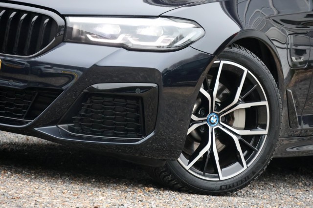 BMW 5-SERIE Touring 530e M-Sport - 292 pk **Pano / Trekh / Head up / Harman Kardon , Autobedrijf Ploemen Meerssen BV, Meerssen
