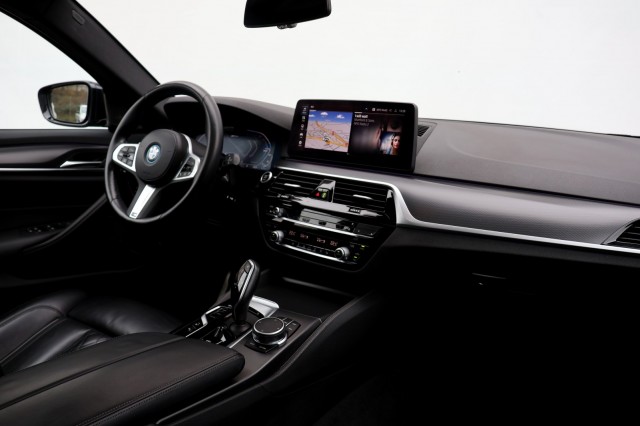 BMW 5-SERIE Touring 530e M-Sport - 292 pk **Pano / Trekh / Head up / Harman Kardon , Autobedrijf Ploemen Meerssen BV, Meerssen