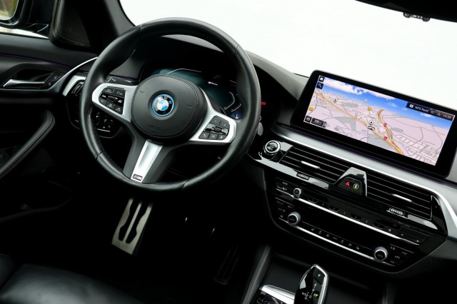 BMW 5-SERIE Touring 530e M-Sport - 292 pk **Pano / Trekh / Head up / Harman Kardon , Autobedrijf Ploemen Meerssen BV, Meerssen