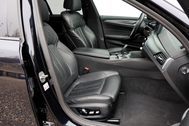BMW 5-SERIE Touring 530e M-Sport - 292 pk **Pano / Trekh / Head up / Harman Kardon , Autobedrijf Ploemen Meerssen BV, Meerssen