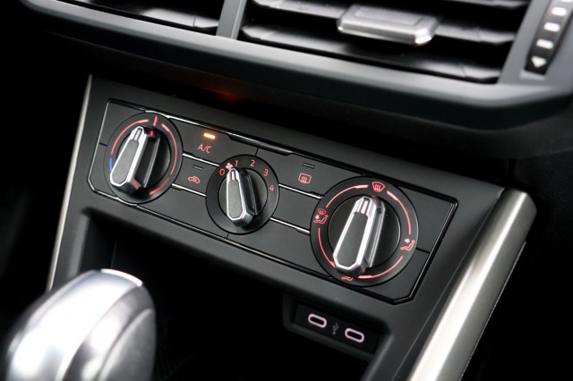 VOLKSWAGEN POLO 1.0 TSI DSG Comfortline - 95 pk **Navi / Carplay / PDC / ACC, Autobedrijf Ploemen Meerssen BV, Meerssen