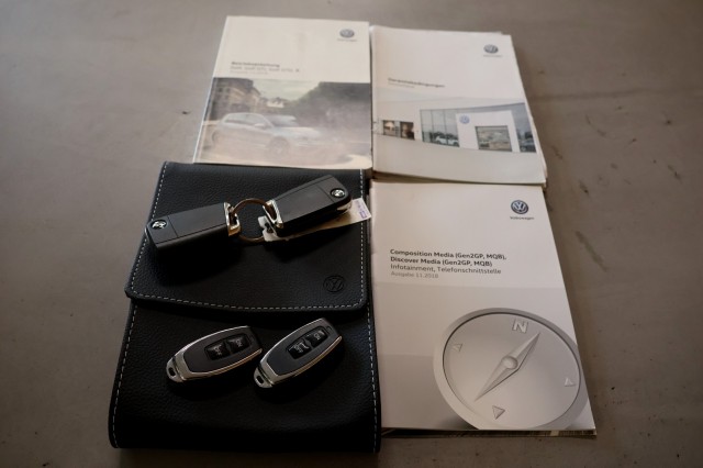 VOLKSWAGEN GOLF 2.0 TSI GTI Performance - 245 pk **Pano / Keyless / Camera, Autobedrijf Ploemen Meerssen BV, Meerssen