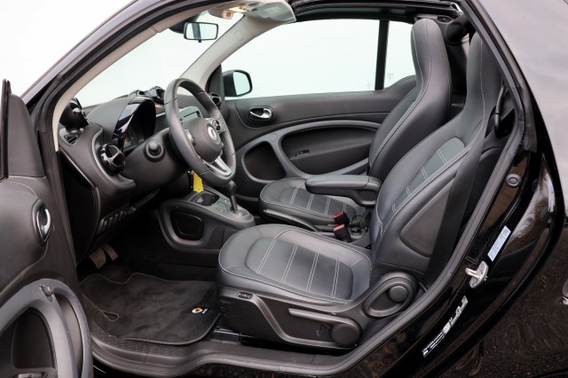 SMART FORTWO Cabrio EQ Business Solution 18 kWh - 82 pk **NAP / Leer / Navi, Autobedrijf Ploemen Meerssen BV, Meerssen