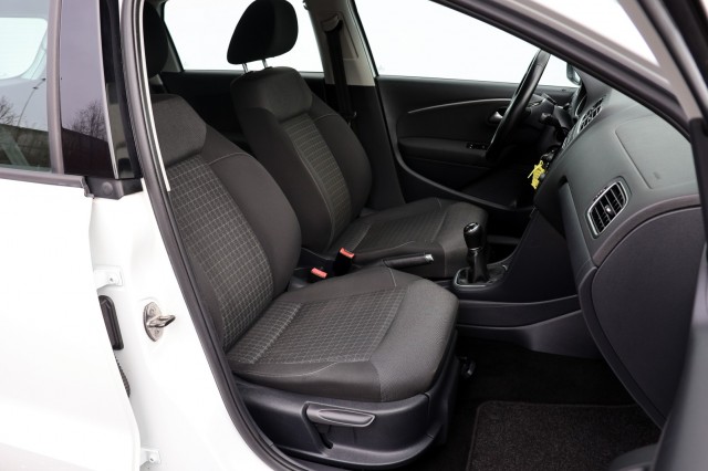 VOLKSWAGEN POLO 1.2 TSI Comfortline - 90 pk **Airco / Bluetooth, Autobedrijf Ploemen Meerssen BV, Meerssen