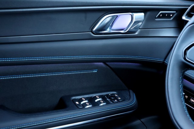 LYNK EN CO 01 1.5 Plug-in Hybrid - 261 pk **Donkere hemel / Pano / 360 camera , Autobedrijf Ploemen Meerssen BV, Meerssen