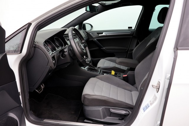 VOLKSWAGEN GOLF 1.4 TSI DSG R-Line - 125 pk **Camera / Xenon / Navi / Keyless, Autobedrijf Ploemen Meerssen BV, Meerssen