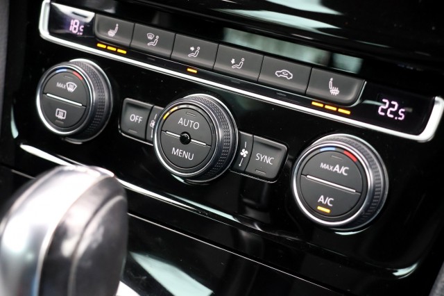 VOLKSWAGEN GOLF 1.4 TSI DSG R-Line - 125 pk **Camera / Xenon / Navi / Keyless, Autobedrijf Ploemen Meerssen BV, Meerssen