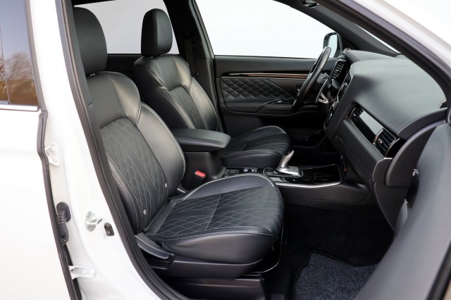 MITSUBISHI OUTLANDER 2.4 PHEV 4WD S-Edition - 240 pk **Pano / Diamond / 360 camera, Autobedrijf Ploemen Meerssen BV, Meerssen