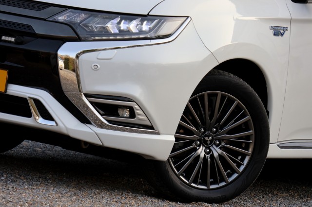 MITSUBISHI OUTLANDER 2.4 PHEV 4WD S-Edition - 240 pk **Pano / Diamond / 360 camera, Autobedrijf Ploemen Meerssen BV, Meerssen