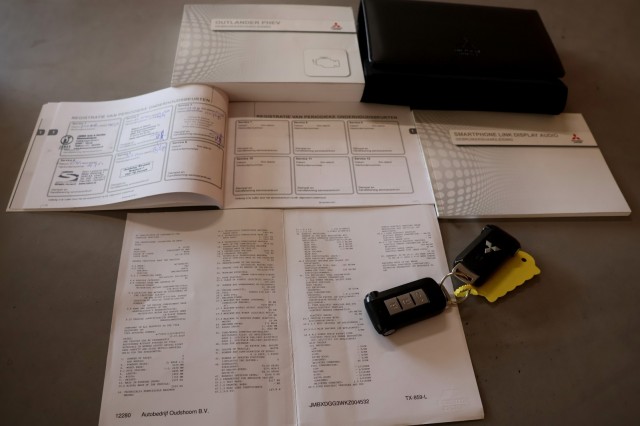 MITSUBISHI OUTLANDER 2.4 PHEV 4WD S-Edition - 240 pk **Pano / Diamond / 360 camera, Autobedrijf Ploemen Meerssen BV, Meerssen