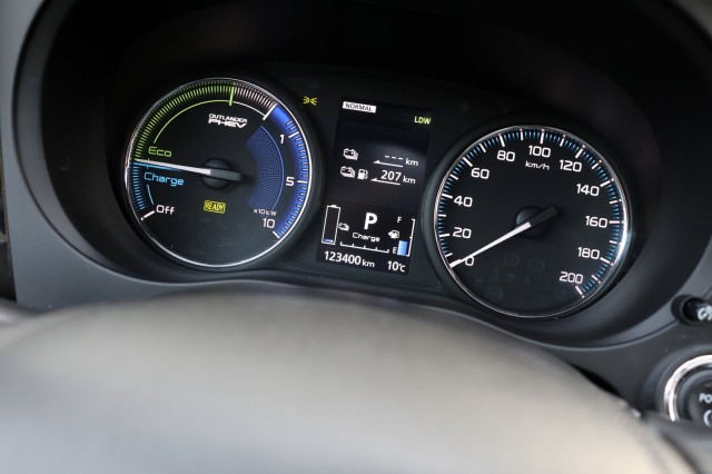 MITSUBISHI OUTLANDER 2.4 PHEV 4WD S-Edition - 240 pk **Pano / Diamond / 360 camera, Autobedrijf Ploemen Meerssen BV, Meerssen