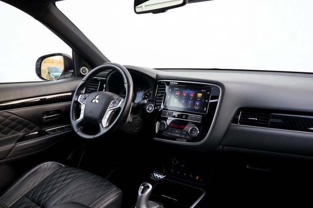 MITSUBISHI OUTLANDER 2.4 PHEV 4WD S-Edition - 240 pk **Pano / Diamond / 360 camera, Autobedrijf Ploemen Meerssen BV, Meerssen