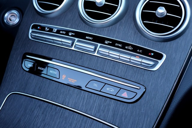 MERCEDES-BENZ C-KLASSE Cabrio AMG Line - 183 pk **Stoelventilatie / Leer / Camera, Autobedrijf Ploemen Meerssen BV, Meerssen