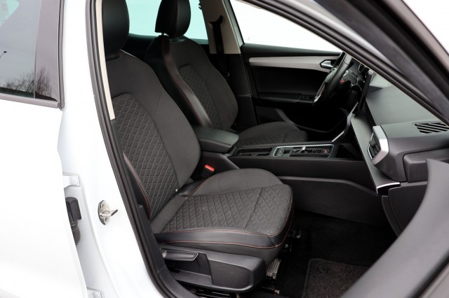 SEAT LEON 1.4 TSI eHybrid PHEV FR Business Intense - 204 pk **Pano / Trekhaak, Autobedrijf Ploemen Meerssen BV, Meerssen