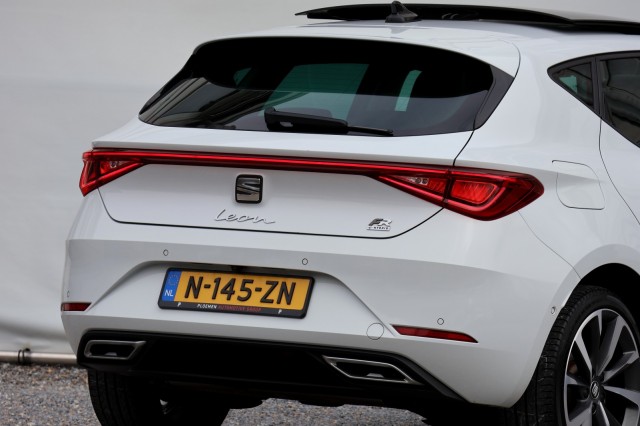 SEAT LEON 1.4 TSI eHybrid PHEV FR Business Intense - 204 pk **Pano / Trekhaak, Autobedrijf Ploemen Meerssen BV, Meerssen