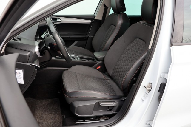 SEAT LEON 1.4 TSI eHybrid PHEV FR Business Intense - 204 pk **Pano / Trekhaak, Autobedrijf Ploemen Meerssen BV, Meerssen