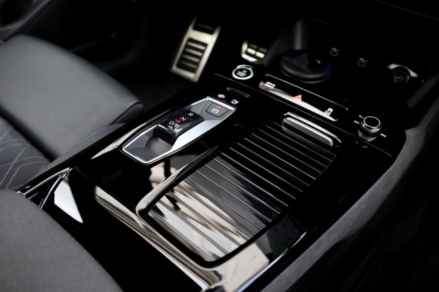 AUDI Q6 E-TRON S Edition Quattro 100 kWh - 388 pk **Pano / Head up / Lucht / Bang Olufsen, Autobedrijf Ploemen Meerssen BV, Meer