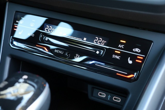 VOLKSWAGEN POLO 1.0 TSI R-LINE / DSG / Carplay /, Autobedrijf Ploemen Meerssen BV, Meerssen